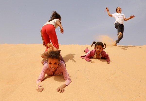 VACANCES EN PAU per infants refugiats sahrauís. Ajuda'ns a aconseguir els diners pels 7 bitllets que falten per pagar perquè puguin venir tots 28!!!'s header image
