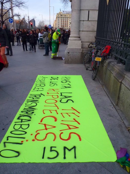 Nuestra pancarta en la mani del 16F contra la política usurera y asesina de los bancos