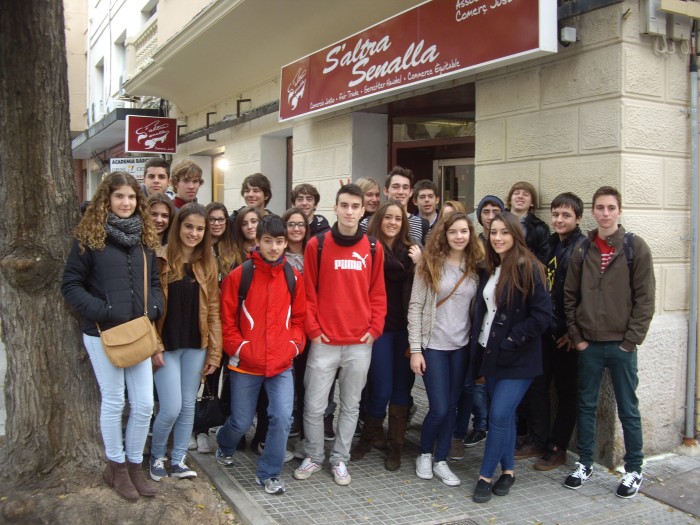 Estudiants de 4t. ESO de C.C. Sagrats Cors de Sóller visiten la botiga de s'Altra Senalla